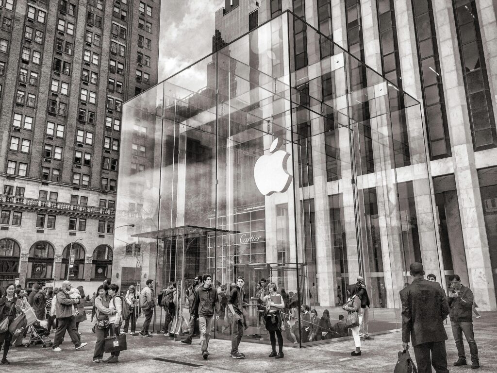 pexels-photo-279166-279166 Black and white photo of the bustling Apple Store on 5th Avenue in New York City with its iconic glass cube entrance.